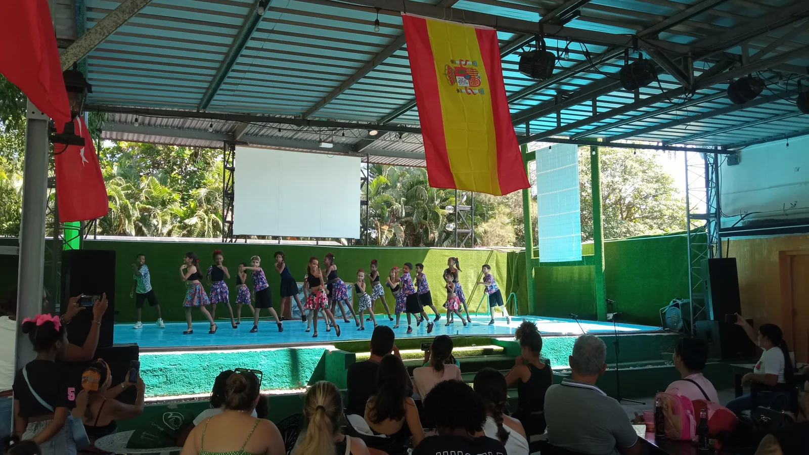 Foto tomada en El Cabildo por equipo de Conoce CUBA durante una presentación del grupo Arteson