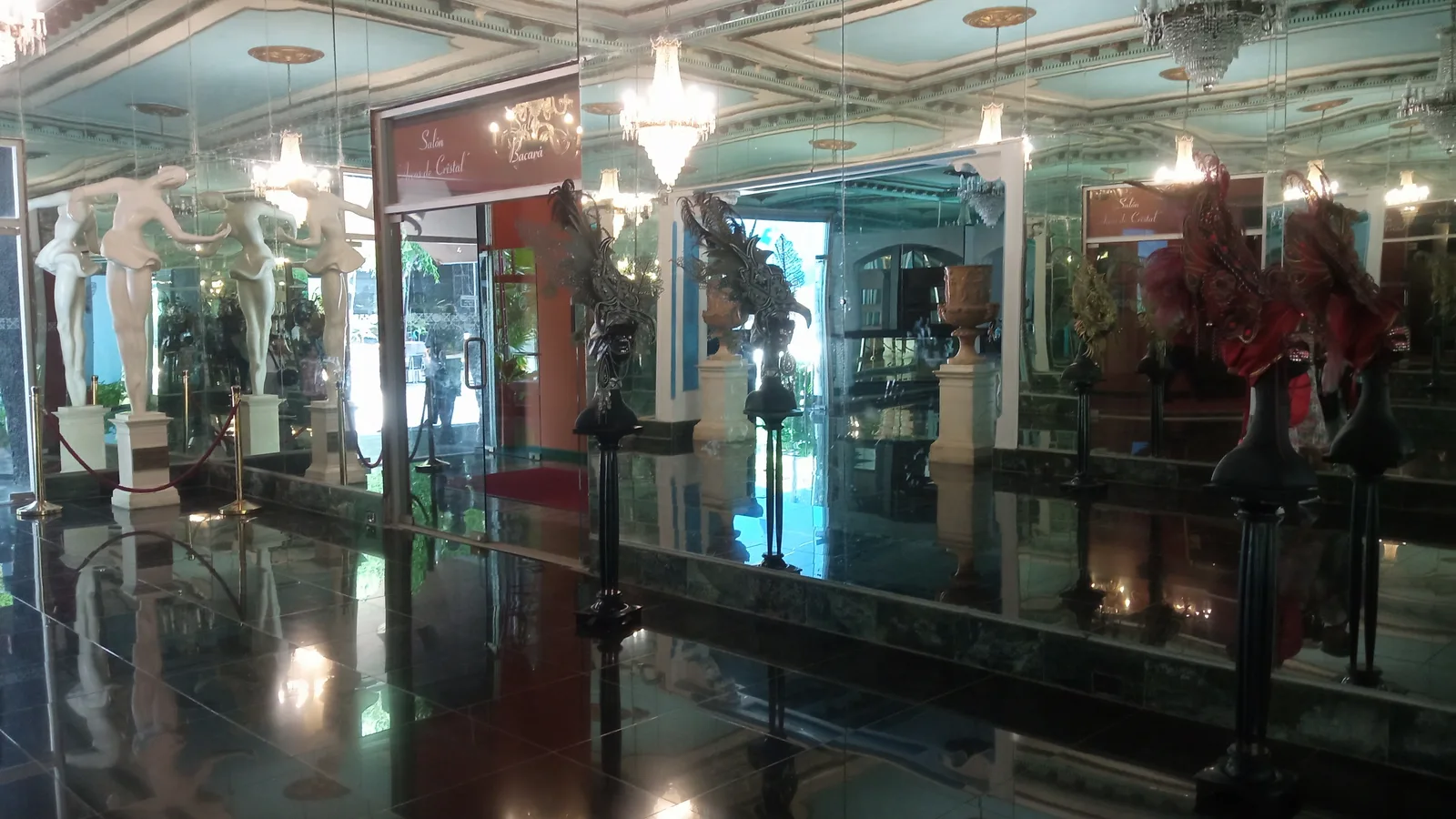 Foto de salón de espejos del Cabaret Tropicana tomada por el equipo de Conoce CUBA el 16 de agosto de 2026