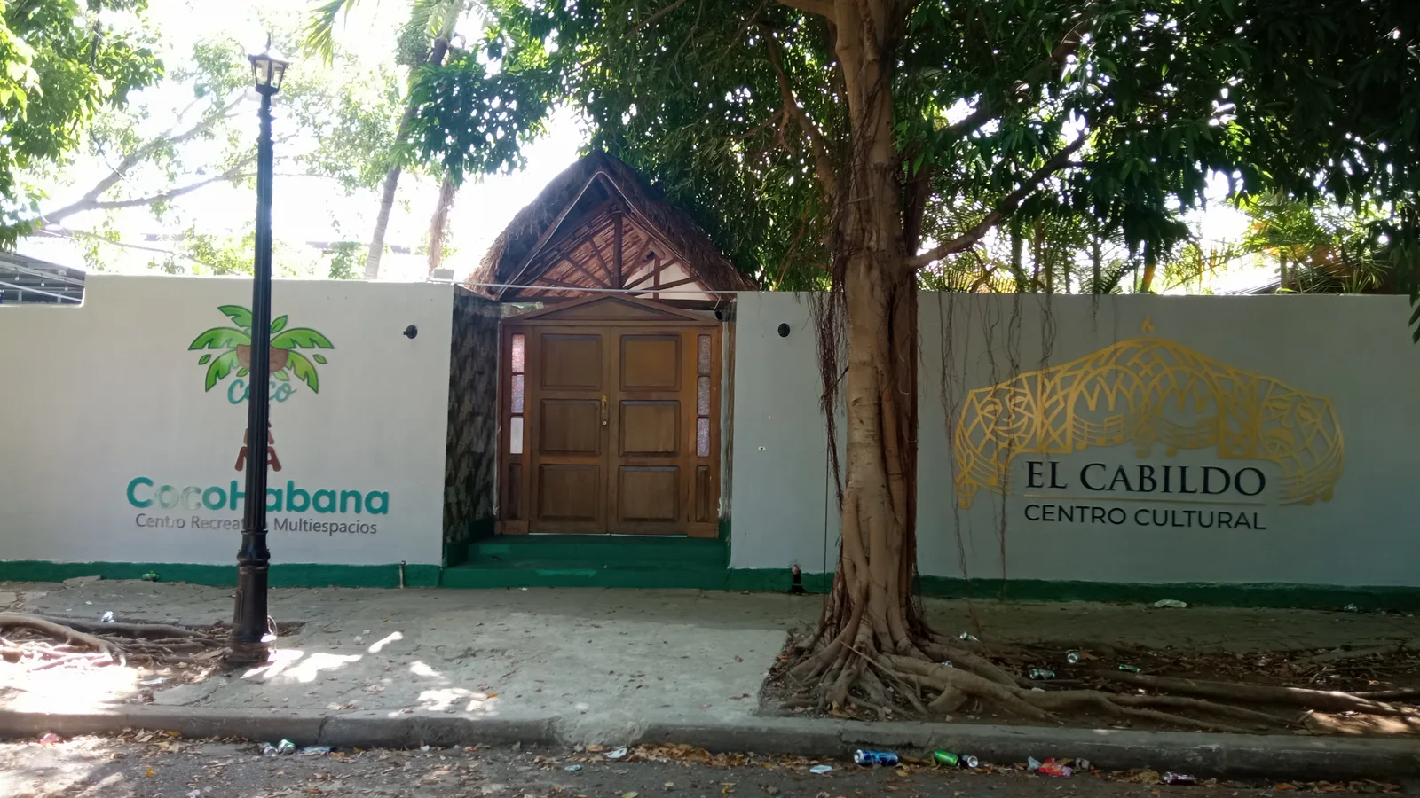 Foto de la entrada de El Cabildo tomada por equipo de Conoce CUBA 